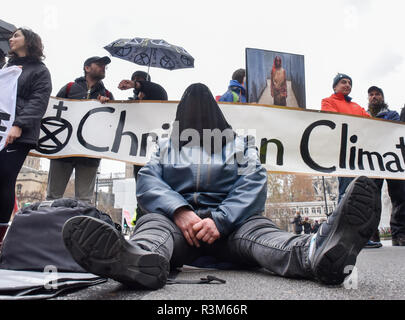 Parliament Square, London, UK. 24. November 2018. Aussterben Rebellion Klimawandel Demonstranten Bühne Rebellion Tag 2, die Protestierenden demonstrieren und die Straßen in Parliament Square. Quelle: Matthew Chattle/Alamy leben Nachrichten Stockfoto