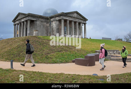 Edinburgh, Schottland, Großbritannien, 24. November 2018. öffnung Tag, während der ersten Stunde ein Trickle der Besucher eher als eine Warteschlange besuchte den Calton Hill, der das neu konvertierte Stadt Informationsstelle komplexe vom Architekten William Henry Playfair, ergab, dass die meisten Besucher Touristen waren eher als Einheimische. Der Schauplatz eröffnet heute mit neuen Kunstgalerie und Restaurant mit Panoramablick auf die schottische Hauptstadt. Die £ 4,5 Millionen Projekt, wurde zum ersten Mal der Öffentlichkeit heute geöffnet, es hat auch ein neues Zuhause für die Kollektive Gallery erstellt. Stockfoto