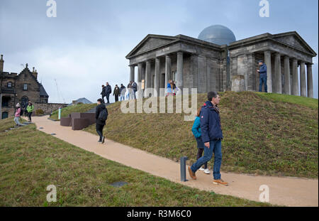 Edinburgh, Schottland, Großbritannien, 24. November 2018. öffnung Tag, während der ersten Stunde ein Trickle der Besucher eher als eine Warteschlange besuchte den Calton Hill, der das neu konvertierte Stadt Informationsstelle komplexe vom Architekten William Henry Playfair, ergab, dass die meisten Besucher Touristen waren eher als Einheimische. Der Schauplatz eröffnet heute mit neuen Kunstgalerie und Restaurant mit Panoramablick auf die schottische Hauptstadt. Die £ 4,5 Millionen Projekt, wurde zum ersten Mal der Öffentlichkeit heute geöffnet, es hat auch ein neues Zuhause für die Kollektive Gallery erstellt. Stockfoto