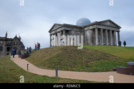 Edinburgh, Schottland, Großbritannien, 24. November 2018. öffnung Tag, während der ersten Stunde ein Trickle der Besucher eher als eine Warteschlange besuchte den Calton Hill, der das neu konvertierte Stadt Informationsstelle komplexe vom Architekten William Henry Playfair, ergab, dass die meisten Besucher Touristen waren eher als Einheimische. Der Schauplatz eröffnet heute mit neuen Kunstgalerie und Restaurant mit Panoramablick auf die schottische Hauptstadt. Die £ 4,5 Millionen Projekt, wurde zum ersten Mal der Öffentlichkeit heute geöffnet, es hat auch ein neues Zuhause für die Kollektive Gallery erstellt. Stockfoto