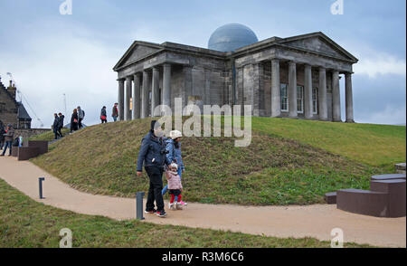 Edinburgh, Schottland, Großbritannien, 24. November 2018. öffnung Tag, während der ersten Stunde ein Trickle der Besucher eher als eine Warteschlange besuchte den Calton Hill, der das neu konvertierte Stadt Informationsstelle komplexe vom Architekten William Henry Playfair, ergab, dass die meisten Besucher Touristen waren eher als Einheimische. Der Schauplatz eröffnet heute mit neuen Kunstgalerie und Restaurant mit Panoramablick auf die schottische Hauptstadt. Die £ 4,5 Millionen Projekt, wurde zum ersten Mal der Öffentlichkeit heute geöffnet, es hat auch ein neues Zuhause für die Kollektive Gallery erstellt. Stockfoto