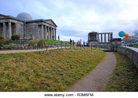 Edinburgh, Vereinigtes Königreich. 24. November 2018. Besucher am Eröffnungstag der Stadt Observatorium auf dem Calton Hill. Kollektive wird heute öffnen, melden Sie uns für einen ersten Blick auf unser neues Zuhause, einschließlich der restaurierten Stadt Informationsstelle und Stadt Kuppel, neue Ausstellungsfläche den Hang, und unser neuer Shop, kollektive Angelegenheit. Quelle: Craig Brown/Alamy Leben Nachrichten. Stockfoto