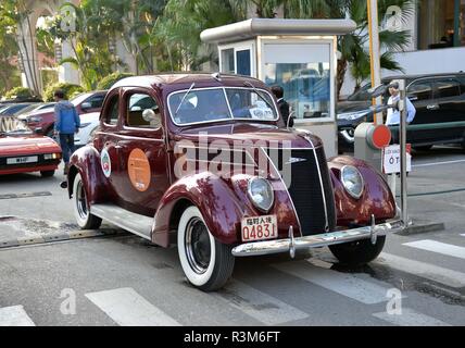 Hanoi, Vietnam. 23 Nov, 2018. A 1937 Ford V8-Coupé ist bei einem Oldtimer Show in Hanoi, Hauptstadt von Vietnam, an November 23, 2018 gesehen. Credit: Ngo Minh Tien/Xinhua/Alamy leben Nachrichten Stockfoto