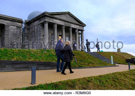 Edinburgh, Vereinigtes Königreich. 24. November 2018. Besucher am Eröffnungstag der Stadt Observatorium auf dem Calton Hill. Kollektive wird heute öffnen, melden Sie uns für einen ersten Blick auf unser neues Zuhause, einschließlich der restaurierten Stadt Informationsstelle und Stadt Kuppel, neue Ausstellungsfläche den Hang, und unser neuer Shop, kollektive Angelegenheit. Quelle: Craig Brown/Alamy Leben Nachrichten. Stockfoto