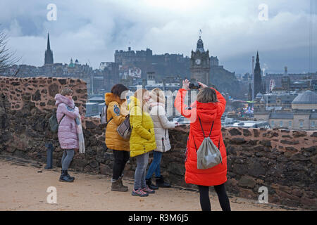 Edinburgh, Schottland, Großbritannien, 24. November 2018. Wetter, nach einem sehr nassen Woche in die schottische Hauptstadt, am Samstag begann in ähnlicher Weise diese Touristen und Bewohner gleich Gruß mit frühen Heavy Rain und bleiernen Himmel. Stockfoto