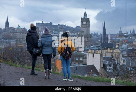 Edinburgh, Schottland, Großbritannien, 24. November 2018. Wetter, nach einem sehr nassen Woche in die schottische Hauptstadt, am Samstag begann in ähnlicher Weise diese Touristen und Bewohner gleich Gruß mit frühen Heavy Rain und bleiernen Himmel. Stockfoto