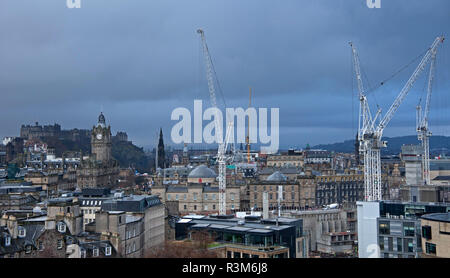 Edinburgh, Schottland, Großbritannien, 24. November 2018. Der bleiernen Himmel, oberhalb der Burg, in die Innenstadt und Baukräne in der Princes Street. Stockfoto