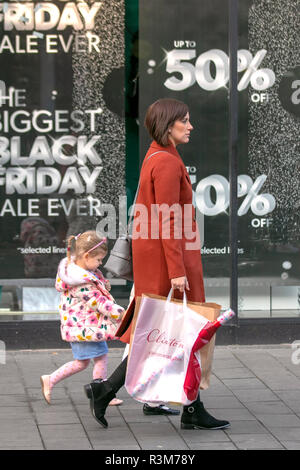 Southport, Merseyside, UK. 24. November 2018. Neue 50% Suchen aus schwarzer Freitag. Stadtzentrum Holiday Shopping Season, Einzelhandel, Läden, Weihnachtskäufer, Clinton rabatt Verkauf Shopping, weibliche Verbraucherausgaben am Schwarzen Freitag Wochenende als der größte Shopping Event des Jahres zu sein. Britische Händler haben die USA style Verkauf Bonanza umfangen, mit vielen Kunden Links von Schnäppchen, Rabatte, genießen eine Weihnachten wenden und eine Anzahl Taschen, Geschenke, Geschenke und Verkauf Einzelteile überrascht. Credit: MediaWorldImages/AlamyLiveNews. Stockfoto