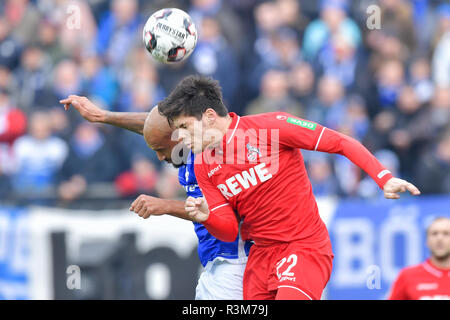 Darmstadt, Deutschland. 24 Nov, 2018. 2. Fussball Bundesliga, SV Darmstadt 98 - 1. FC Köln, den 14. Spieltag, in der Merck Stadion am Böllenfalltor. Der Darmstädter Terrence Boyd (l) und die Kölner Jorge bloße kämpfen um den Ball. Foto: Uwe Anspach/dpa - WICHTIGER HINWEIS: In Übereinstimmung mit den Anforderungen der DFL Deutsche Fußball Liga oder der DFB Deutscher Fußball-Bund ist es untersagt, zu verwenden oder verwendet Fotos im Stadion und/oder das Spiel in Form von Bildern und/oder Videos - wie Foto Sequenzen getroffen haben./dpa/Alamy leben Nachrichten Stockfoto