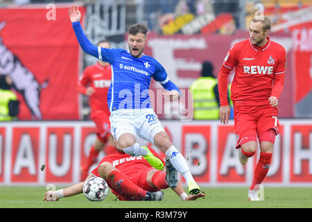 Darmstadt, Deutschland. 24 Nov, 2018. 2. Fussball Bundesliga, SV Darmstadt 98 - 1. FC Köln, den 14. Spieltag, in der Merck Stadion am Böllenfalltor. Der Darmstädter Marcel Heller (l) ist verschmutzt durch die Kölner Rafael Czichos (u). Auf der rechten Seite ist der Kölner Marcel Risse. Foto: Uwe Anspach/dpa - WICHTIGER HINWEIS: In Übereinstimmung mit den Anforderungen der DFL Deutsche Fußball Liga oder der DFB Deutscher Fußball-Bund ist es untersagt, zu verwenden oder verwendet Fotos im Stadion und/oder das Spiel in Form von Bildern und/oder Videos - wie Foto Sequenzen getroffen haben./dpa/Alamy leben Nachrichten Stockfoto