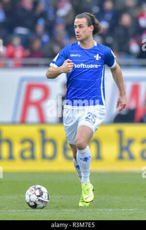 Darmstadt, Deutschland. 24 Nov, 2018. 2. Fussball Bundesliga, SV Darmstadt 98 - 1. FC Köln, den 14. Spieltag, in der Merck Stadion am Böllenfalltor. Darmstadts Yannick Stark die Kugel spielt. Foto: Uwe Anspach/dpa - WICHTIGER HINWEIS: In Übereinstimmung mit den Anforderungen der DFL Deutsche Fußball Liga oder der DFB Deutscher Fußball-Bund ist es untersagt, zu verwenden oder verwendet Fotos im Stadion und/oder das Spiel in Form von Bildern und/oder Videos - wie Foto Sequenzen getroffen haben./dpa/Alamy leben Nachrichten Stockfoto
