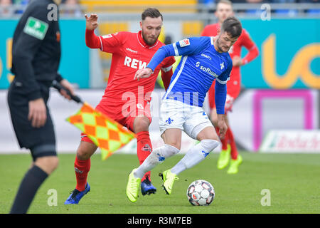 Darmstadt, Deutschland. 24 Nov, 2018. 2. Fussball Bundesliga, SV Darmstadt 98 - 1. FC Köln, den 14. Spieltag, in der Merck Stadion am Böllenfalltor. Die Kölner Marco Höger (l) und der Darmstädter Marcel Heller kämpfen um den Ball. Foto: Uwe Anspach/dpa - WICHTIGER HINWEIS: In Übereinstimmung mit den Anforderungen der DFL Deutsche Fußball Liga oder der DFB Deutscher Fußball-Bund ist es untersagt, zu verwenden oder verwendet Fotos im Stadion und/oder das Spiel in Form von Bildern und/oder Videos - wie Foto Sequenzen getroffen haben./dpa/Alamy leben Nachrichten Stockfoto