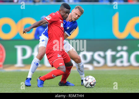 Darmstadt, Deutschland. 24 Nov, 2018. 2. Fussball Bundesliga, SV Darmstadt 98 - 1. FC Köln, den 14. Spieltag, in der Merck Stadion am Böllenfalltor. Der Darmstädter Marcel Franke (r) und der Kölner Jhon Cordoba kämpfen um den Ball. Foto: Uwe Anspach/dpa - WICHTIGER HINWEIS: In Übereinstimmung mit den Anforderungen der DFL Deutsche Fußball Liga oder der DFB Deutscher Fußball-Bund ist es untersagt, zu verwenden oder verwendet Fotos im Stadion und/oder das Spiel in Form von Bildern und/oder Videos - wie Foto Sequenzen getroffen haben./dpa/Alamy leben Nachrichten Stockfoto
