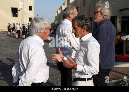 Abu Dhabi, VAE. 24. November 2018. 24/11/2018 Abu Dhabi, VAE Sport Formel 1 Grand Prix von Abu Dhabi 2018 Im Pic: Bernie Ecclestone (GBR), Alain Prost (FRA) Renault Sport F1 Team Special Advisor und Flavio Briatore (ITA) Credit: LaPresse/Alamy leben Nachrichten Stockfoto