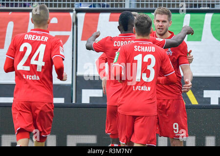 Darmstadt, Deutschland. 24 Nov, 2018. 2. Fussball Bundesliga, SV Darmstadt 98 - 1. FC Köln, den 14. Spieltag, in der Merck Stadion am Böllenfalltor. Kölner Torschütze Simon Terodde (r) freut sich mit seinen Teamkollegen über das Tor zum 0:1. Foto: Uwe Anspach/dpa - WICHTIGER HINWEIS: In Übereinstimmung mit den Anforderungen der DFL Deutsche Fußball Liga oder der DFB Deutscher Fußball-Bund ist es untersagt, zu verwenden oder verwendet Fotos im Stadion und/oder das Spiel in Form von Bildern und/oder Videos - wie Foto Sequenzen getroffen haben./dpa/Alamy leben Nachrichten Stockfoto