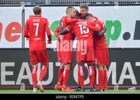 Darmstadt, Deutschland. 24 Nov, 2018. 2. Fussball Bundesliga, SV Darmstadt 98 - 1. FC Köln, den 14. Spieltag, in der Merck Stadion am Böllenfalltor. Kölner Torschütze Simon Terodde (r) freut sich mit seinen Teamkollegen über das Tor zum 0:1. Foto: Uwe Anspach/dpa - WICHTIGER HINWEIS: In Übereinstimmung mit den Anforderungen der DFL Deutsche Fußball Liga oder der DFB Deutscher Fußball-Bund ist es untersagt, zu verwenden oder verwendet Fotos im Stadion und/oder das Spiel in Form von Bildern und/oder Videos - wie Foto Sequenzen getroffen haben./dpa/Alamy leben Nachrichten Stockfoto