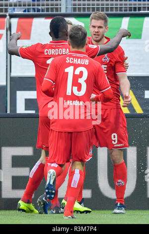 Darmstadt, Deutschland. 24 Nov, 2018. 2. Fussball Bundesliga, SV Darmstadt 98 - 1. FC Köln, den 14. Spieltag, in der Merck Stadion am Böllenfalltor. Kölner Torschütze Simon Terodde (r) freut sich mit seinen Teamkollegen über das Tor zum 0:1. Foto: Uwe Anspach/dpa - WICHTIGER HINWEIS: In Übereinstimmung mit den Anforderungen der DFL Deutsche Fußball Liga oder der DFB Deutscher Fußball-Bund ist es untersagt, zu verwenden oder verwendet Fotos im Stadion und/oder das Spiel in Form von Bildern und/oder Videos - wie Foto Sequenzen getroffen haben./dpa/Alamy leben Nachrichten Stockfoto
