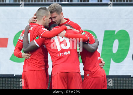 Darmstadt, Deutschland. 24 Nov, 2018. 2. Fussball Bundesliga, SV Darmstadt 98 - 1. FC Köln, den 14. Spieltag, in der Merck Stadion am Böllenfalltor. Kölner Torschütze Simon Terodde (M) freut sich mit seinen Teamkollegen über das Tor zum 0:1. Foto: Uwe Anspach/dpa - WICHTIGER HINWEIS: In Übereinstimmung mit den Anforderungen der DFL Deutsche Fußball Liga oder der DFB Deutscher Fußball-Bund ist es untersagt, zu verwenden oder verwendet Fotos im Stadion und/oder das Spiel in Form von Bildern und/oder Videos - wie Foto Sequenzen getroffen haben./dpa/Alamy leben Nachrichten Stockfoto