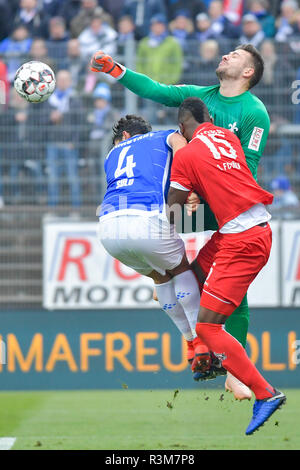 Darmstadt, Deutschland. 24 Nov, 2018. 2. Fussball Bundesliga, SV Darmstadt 98 - 1. FC Köln, den 14. Spieltag, in der Merck Stadion am Böllenfalltor. Darmstadts Torwart Daniel Heuer Fernandes (r) und Darmstadts Aytac Sulu (l) abwehren, ein Ziel, das auf der Kölner Jhon Cordoba. Foto: Uwe Anspach/dpa - WICHTIGER HINWEIS: In Übereinstimmung mit den Anforderungen der DFL Deutsche Fußball Liga oder der DFB Deutscher Fußball-Bund ist es untersagt, zu verwenden oder verwendet Fotos im Stadion und/oder das Spiel in Form von Bildern und/oder Videos - wie Foto Sequenzen getroffen haben./dpa/Alamy leben Nachrichten Stockfoto