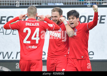 Darmstadt, Deutschland. 24 Nov, 2018. 2. Fussball Bundesliga, SV Darmstadt 98 - 1. FC Köln, den 14. Spieltag, in der Merck Stadion am Böllenfalltor. Kölner Torschütze Rafael Czichos (M) jubelt mit Jorge bloße (r) und Dominick Drexler über das Tor zum 0:2. Foto: Uwe Anspach/dpa - WICHTIGER HINWEIS: In Übereinstimmung mit den Anforderungen der DFL Deutsche Fußball Liga oder der DFB Deutscher Fußball-Bund ist es untersagt, zu verwenden oder verwendet Fotos im Stadion und/oder das Spiel in Form von Bildern und/oder Videos - wie Foto Sequenzen getroffen haben./dpa/Alamy leben Nachrichten Stockfoto