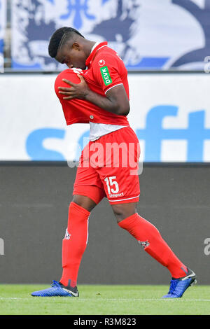 Darmstadt, Deutschland. 24 Nov, 2018. 2. Fussball Bundesliga, SV Darmstadt 98 - 1. FC Köln, den 14. Spieltag, in der Merck Stadion am Böllenfalltor. Kölner Torschütze Jhon Cordoba Beifall für die 0-3 Ziel mit einem Ball unter seinem Jersey. Foto: Uwe Anspach/dpa - WICHTIGER HINWEIS: In Übereinstimmung mit den Anforderungen der DFL Deutsche Fußball Liga oder der DFB Deutscher Fußball-Bund ist es untersagt, zu verwenden oder verwendet Fotos im Stadion und/oder das Spiel in Form von Bildern und/oder Videos - wie Foto Sequenzen getroffen haben./dpa/Alamy leben Nachrichten Stockfoto