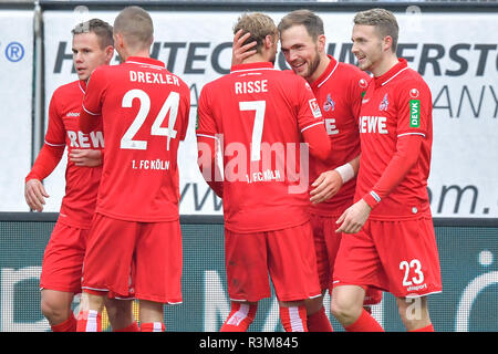Darmstadt, Deutschland. 24 Nov, 2018. 2. Fussball Bundesliga, SV Darmstadt 98 - 1. FC Köln, den 14. Spieltag, in der Merck Stadion am Böllenfalltor. Kölner Torschütze Rafael Czichos (2. von rechts) jubelt mit seinen Teamkollegen über das Tor zum 0:2. Foto: Uwe Anspach/dpa - WICHTIGER HINWEIS: In Übereinstimmung mit den Anforderungen der DFL Deutsche Fußball Liga oder der DFB Deutscher Fußball-Bund ist es untersagt, zu verwenden oder verwendet Fotos im Stadion und/oder das Spiel in Form von Bildern und/oder Videos - wie Foto Sequenzen getroffen haben./dpa/Alamy leben Nachrichten Stockfoto