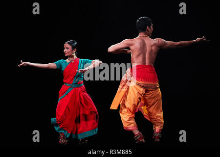 London, Großbritannien. 23. Nov 2018. In seinem zweiten Jahr an der Sadler's Wells, Darbar Festival begrüßt einige der aufregendsten Namen im klassischen indischen Tanz, kuratiert von Sadler's Wells Associate Artist Akram Khan. In der ersten Aufführung des Festivals, nondumiso Babu und Neha Mondal Chakravarty vorhanden" Ein Abend der Bharatanatyam" durch den bharatanatyam und zeitgenössische Künstler Mavin Khoo. Der zweite Abend des Programms, "Adventures in Odissi und Kathak", kombiniert zwei klassischen indischen Tanzformen im Solo Auftritte von Sujata Mohapatra und Gauri Diwakar. Bild: Ambra vernuccio/Alamy leben Nachrichten Stockfoto