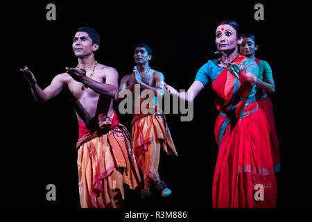 London, Großbritannien. 23. Nov 2018. In seinem zweiten Jahr an der Sadler's Wells, Darbar Festival begrüßt einige der aufregendsten Namen im klassischen indischen Tanz, kuratiert von Sadler's Wells Associate Artist Akram Khan. In der ersten Aufführung des Festivals, nondumiso Babu und Neha Mondal Chakravarty vorhanden" Ein Abend der Bharatanatyam" durch den bharatanatyam und zeitgenössische Künstler Mavin Khoo. Der zweite Abend des Programms, "Adventures in Odissi und Kathak", kombiniert zwei klassischen indischen Tanzformen im Solo Auftritte von Sujata Mohapatra und Gauri Diwakar. Bild: Ambra vernuccio/Alamy leben Nachrichten Stockfoto