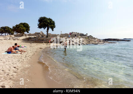 Kamari Beach, Kefalos, Kos, Griechenland mit den antiken Ruinen der Basilika von Saint Stephen oder Basilika Agios Stefanos im Hintergrund Stockfoto