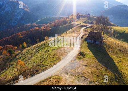 Herbst Luftaufnahme von einer Ranch, Gehöft in den Apuseni Gebirge. Drone Ansicht der ländlichen Ort in Siebenbürgen, Rumänien Stockfoto