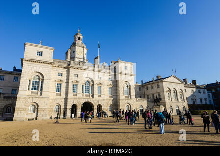 Horse Guards Parade, London, Großbritannien, mit Touristen an einem hellen Herbsttag. Blauer Himmel. Berühmtes Londoner Wahrzeichen mit Menschen Stockfoto