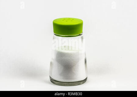 Eine kleine Flasche Container von Salz mit Kunststoff grün Deckel. In weiß isoliert. Stockfoto