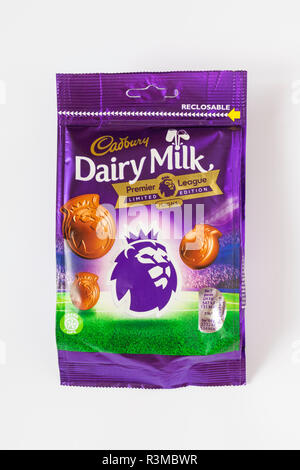 Paket von Cadbury Dairy Milk Premier League edition Lions Schokolade beschränkt, Lion's Head Pralinen, auf weißem Hintergrund Stockfoto