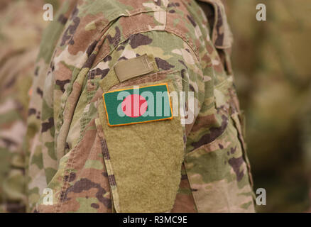 Bangladesch Flagge auf Soldaten arm (Collage). Stockfoto