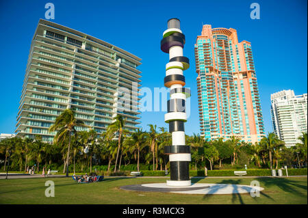 MIAMI - ca. September 2018: Moderne Eigentumswohnung Türme Rahmen einer abstrakten Lighthouse Tower am South Pointe Park in South Beach. Stockfoto