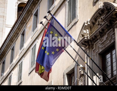 Die Fahnen der Europäischen Union und Spanien sind auf einem Balkon aus eine Regierung Gebäude in Madrid, Spanien. Stockfoto