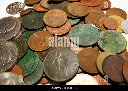 Stapel der alten Vintage Britische und Europäische Münzen. Vor dem Komma. Korrodiert. Geld. Sammlung. Sterling. Vom Prägung Stockfoto