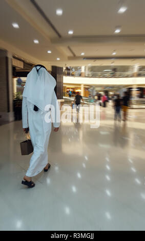 Araber in traditioneller Kleidung ging für Shopping in der City Mall Stockfoto