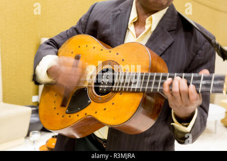 Kuba, Havanna. Hände in Bewegung Gitarre zu spielen. Kredit als: Wendy Kaveney/Jaynes Galerie/DanitaDelimont.com Stockfoto