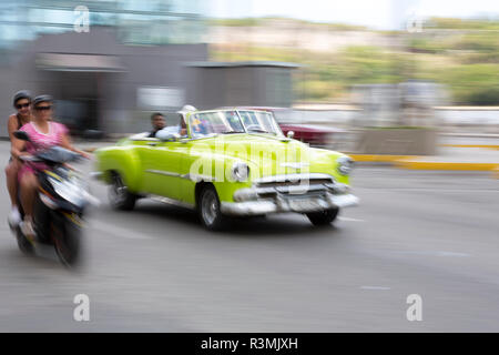 Kuba, Havanna, Havanna. Lime Green classic Auto und Moped in Bewegung. Kredit als: Wendy Kaveney/Jaynes Galerie/DanitaDelimont.com Stockfoto