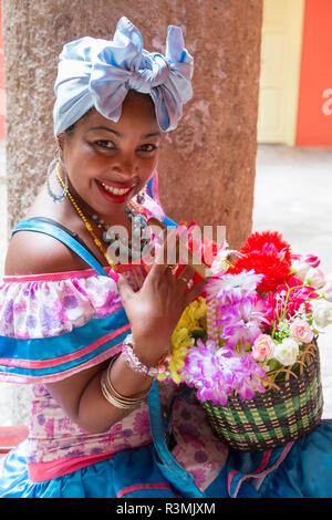 Kuba, Havanna, Havanna. Frau in traditioneller Kleidung mit Blumen und Zigarre. Kredit als: Wendy Kaveney/Jaynes Galerie/DanitaDelimont.com Stockfoto