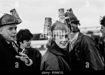 Grand National Rece Sitzung Aintree Liverpool England Großbritannien 1986 Rennen goers im Grand National Meeting auch bekannt als Hurra Henrys oder Sloane Ranger oder Sloanies, gut gekleidete wohlhabende junge Leute der Periode. Stockfoto