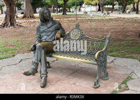 Kuba, Havanna, John Lennon Park. Statue von John Lennon sitzen auf einer Parkbank. Kredit als: Wendy Kaveney/Jaynes Galerie/DanitaDelimont.com Stockfoto