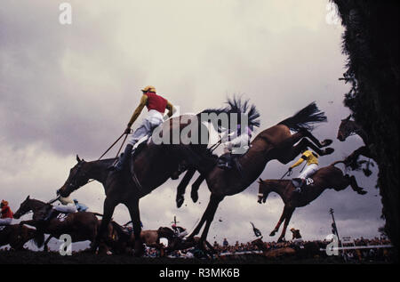 Grand National Rece Sitzung Aintree Liverpool England Großbritannien 1986 Pferde springen über Becher's Brook Zaun, wo viele Pferde fiel. Stockfoto