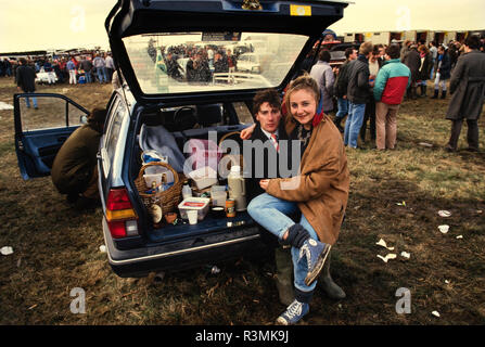 Grand National Rece Sitzung Aintree Liverpool England Großbritannien 1986 Rennen goers im Grand National Meeting auch bekannt als Hurra Henrys oder Sloane Ranger oder Sloanies, gut gekleidete wohlhabende junge Leute der Periode. Stockfoto
