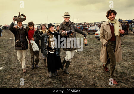 Grand National Rece Sitzung Aintree Liverpool England Großbritannien 1986 Rennen goers im Grand National Meeting auch bekannt als Hurra Henrys oder Sloane Ranger oder Sloanies, gut gekleidete wohlhabende junge Leute der Periode. Stockfoto