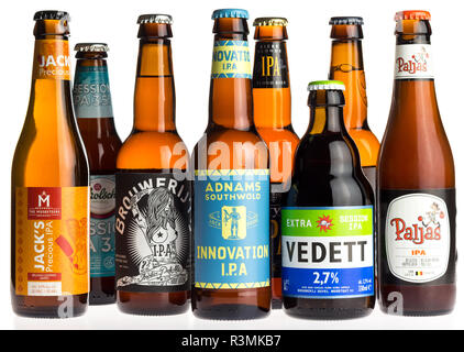 Sammlung von Jacks, Adnams, Vedett und Paljas indische Pale Ale Biere auf weißem Hintergrund Stockfoto