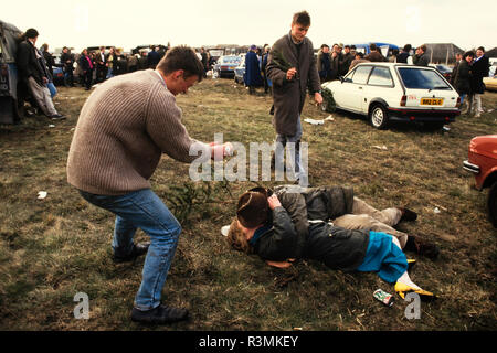 Grand National Rece Sitzung Aintree Liverpool England Großbritannien 1986 Rennen goers im Grand National Meeting auch bekannt als Hurra Henrys oder Sloane Ranger oder Sloanies, gut gekleidete wohlhabende junge Leute der Periode. Stockfoto