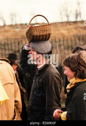 Grand National Rece Sitzung Aintree Liverpool England Großbritannien 1986 Rennen goers im Grand National Meeting auch bekannt als Hurra Henrys oder Sloane Ranger oder Sloanies, gut gekleidete wohlhabende junge Leute der Periode. Stockfoto