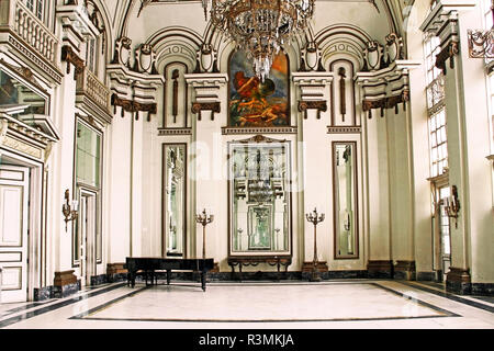 Kuba, Havanna. Der Spiegelsaal (Salon De Los Espejos) im Museum der Revolution (Museo de la Revolucion) Stockfoto